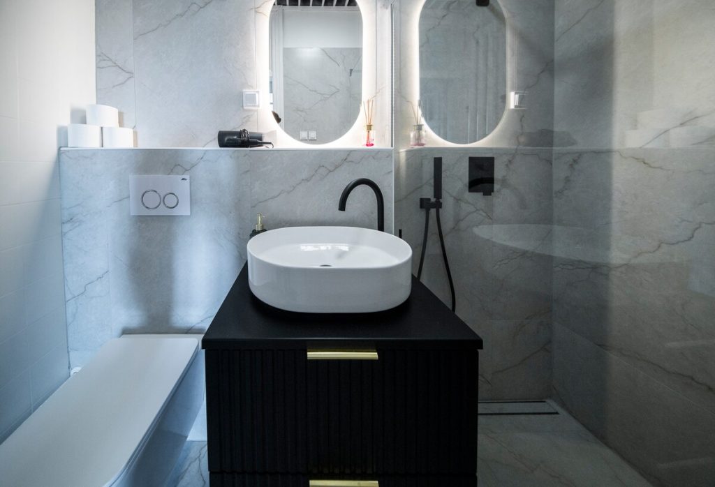 Full bathroom image 1