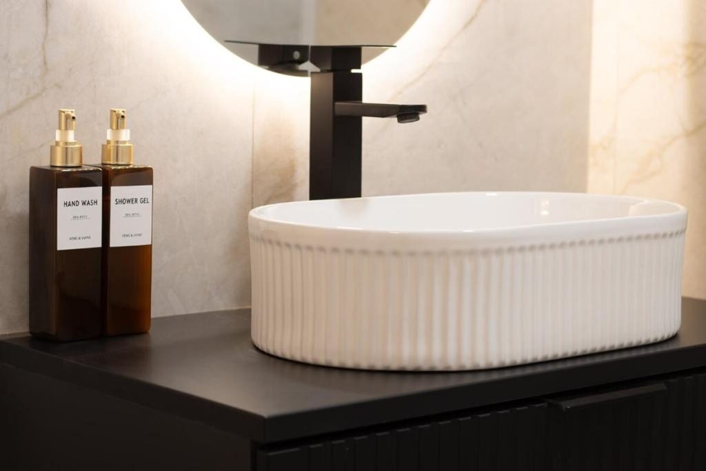 Full bathroom image 2
