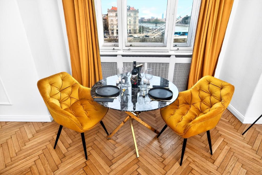 Dining area image 1