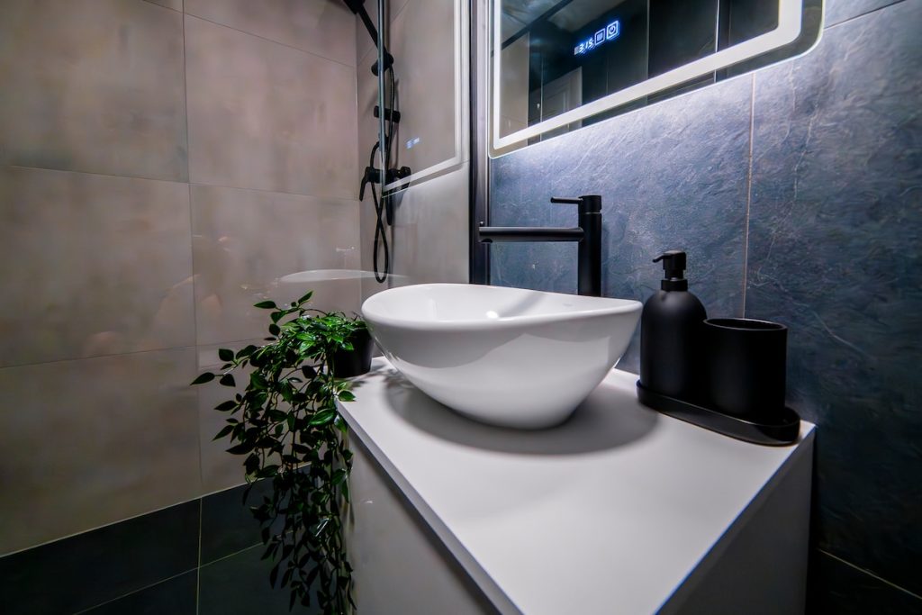Full bathroom image 1