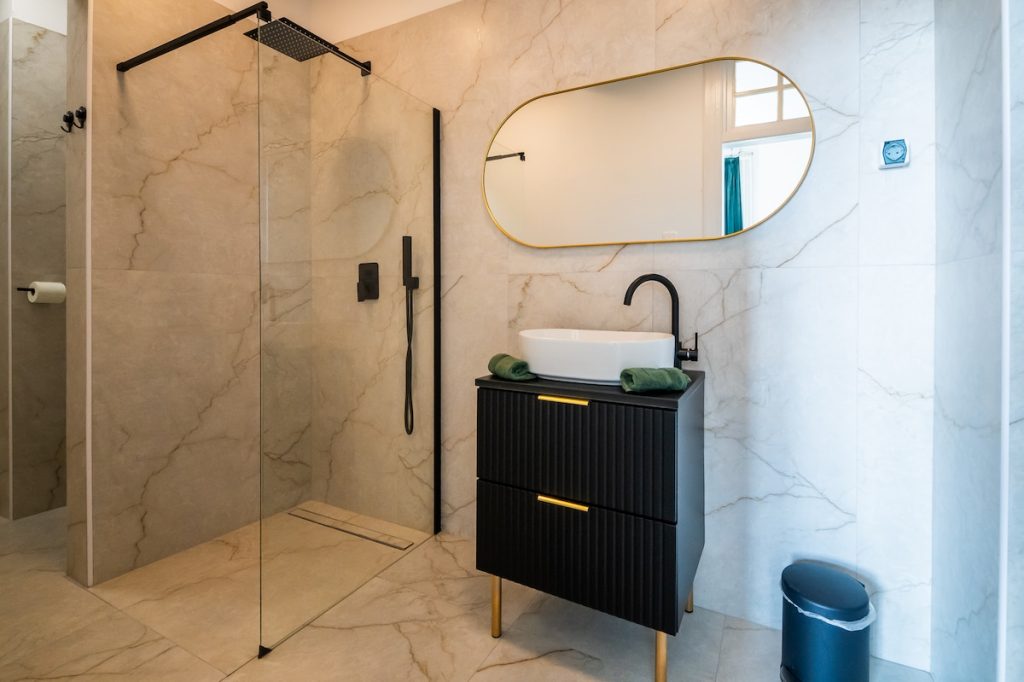 Full bathroom image 1