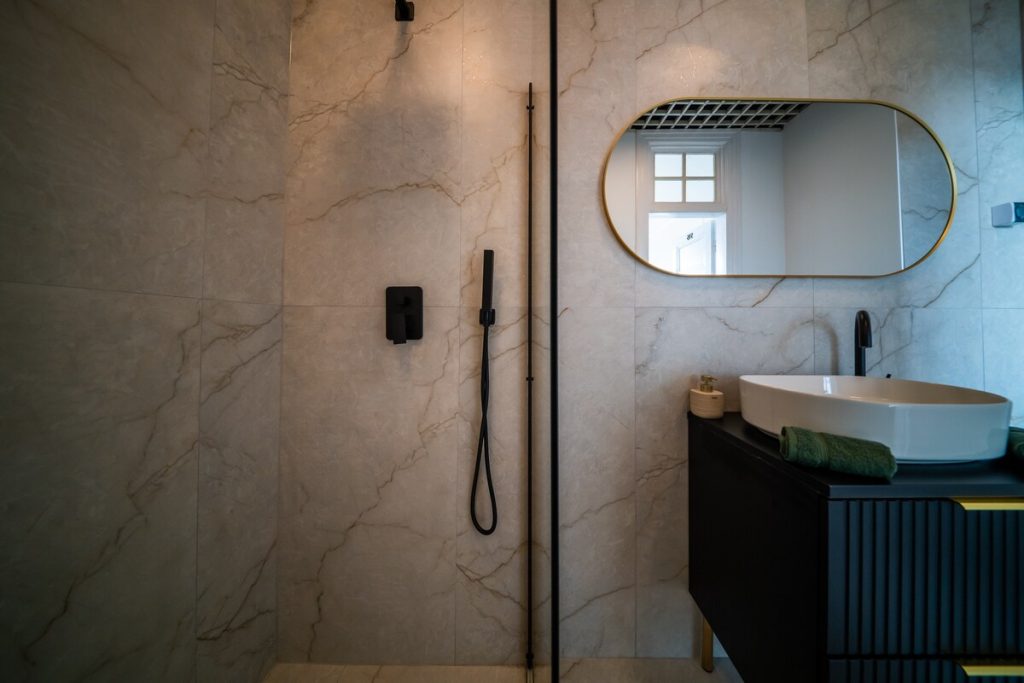 Full bathroom image 2