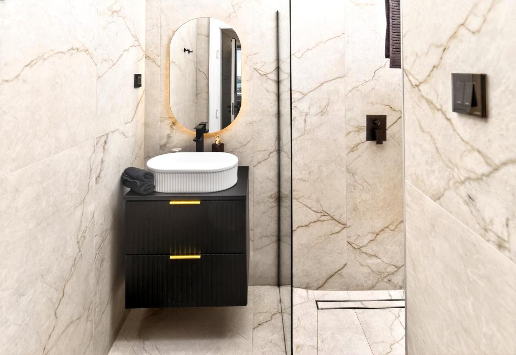 Full bathroom image 1