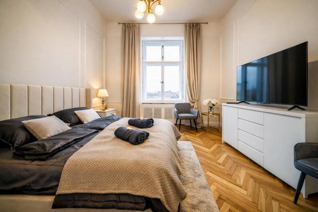 Bedroom image 7