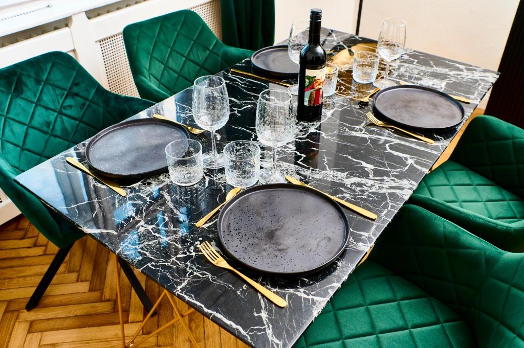 Dining area image 1