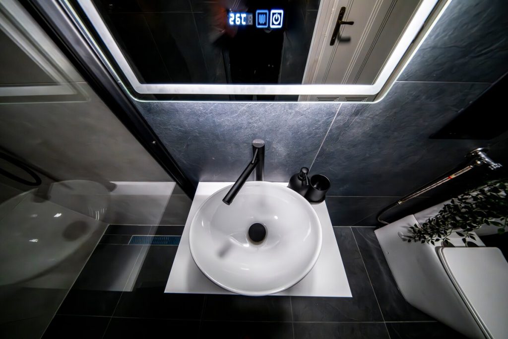 Full bathroom image 3