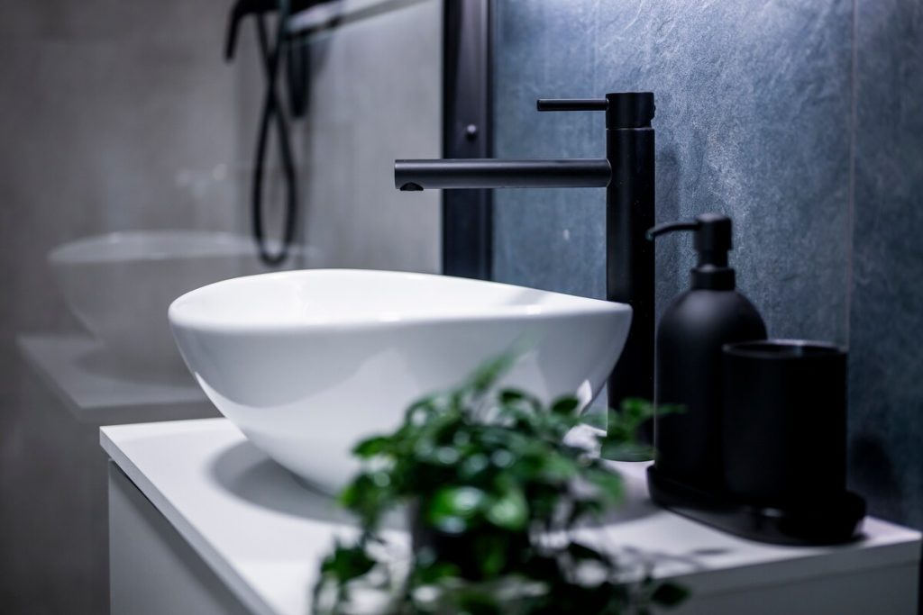 Full bathroom image 4