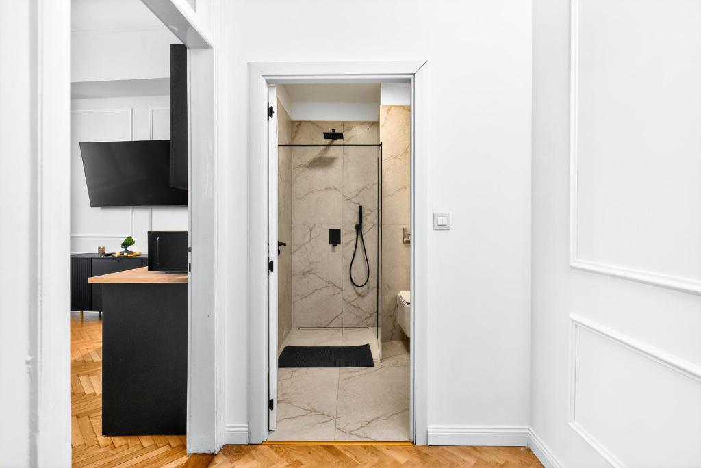 Full bathroom image 1