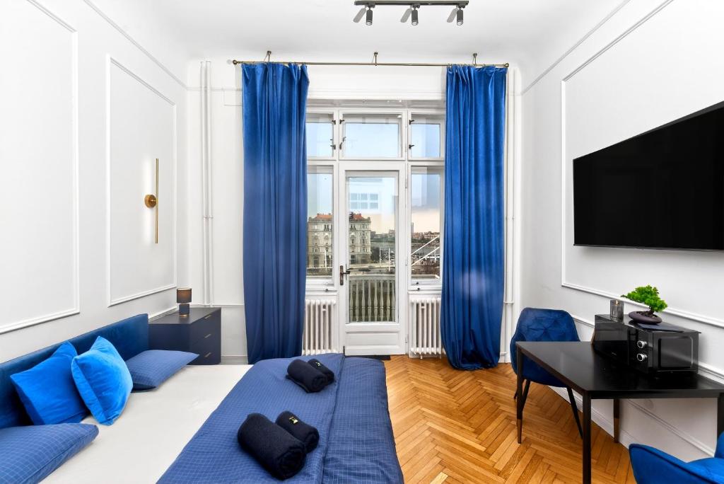 Budapest Riverfront Lux – Blue