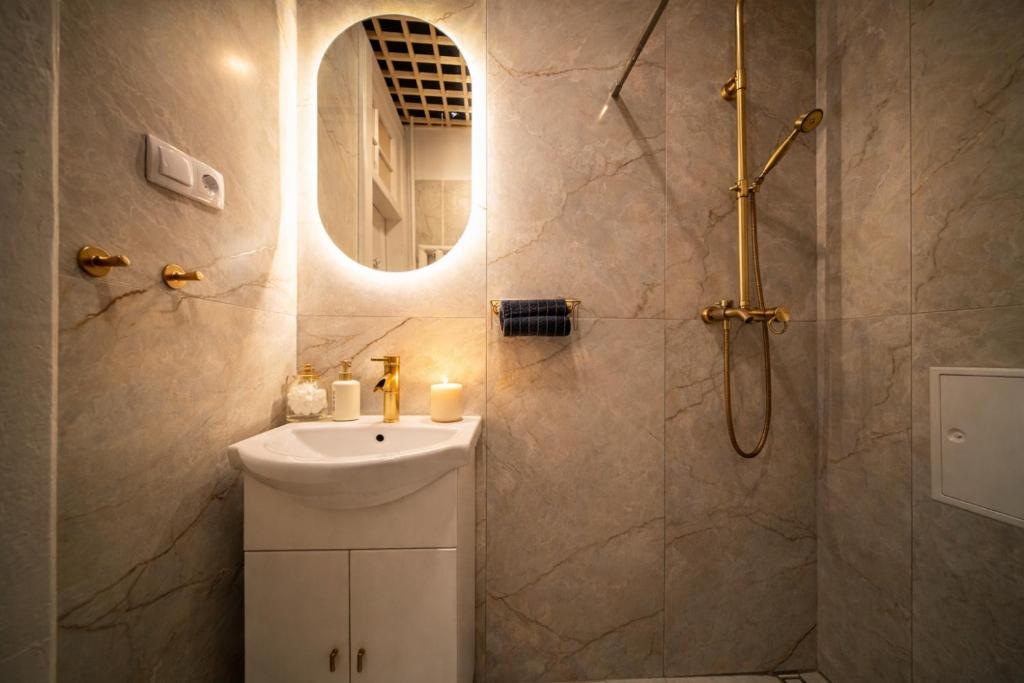 Full bathroom image 1