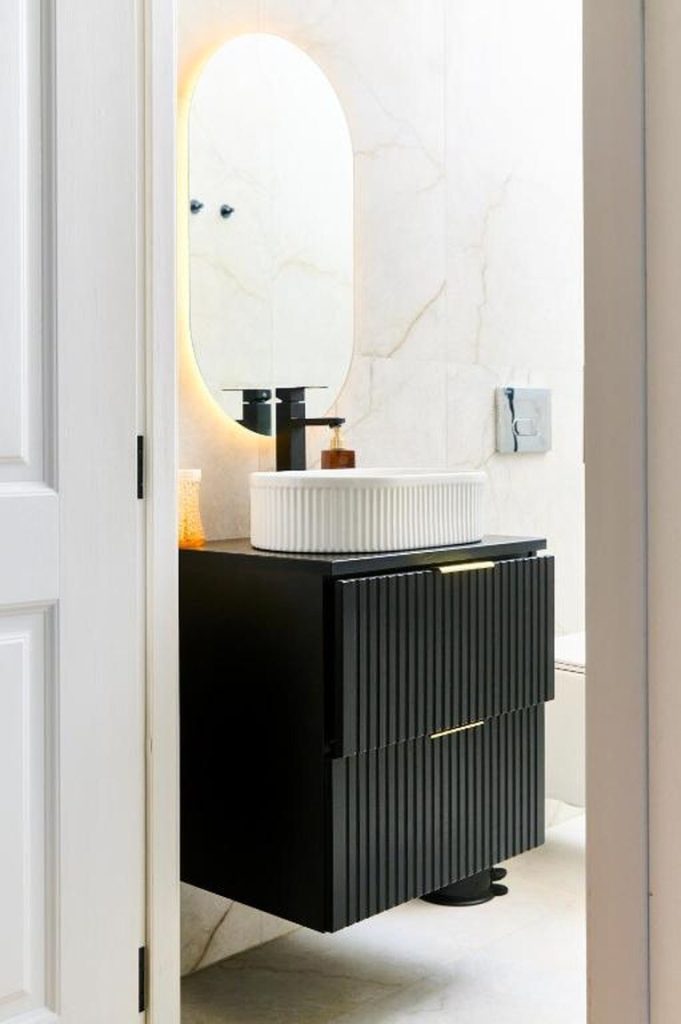 Full bathroom image 1