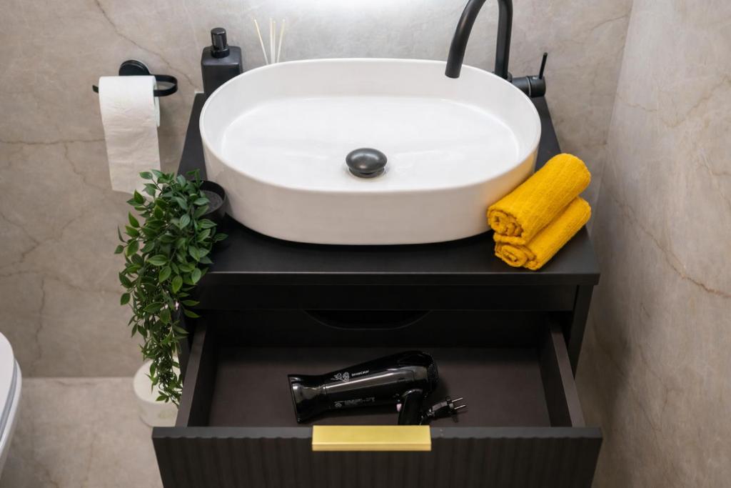 Full bathroom image 1