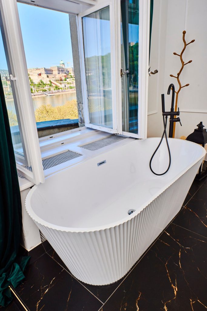 Full bathroom image 2