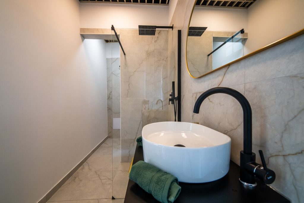 Full bathroom image 4