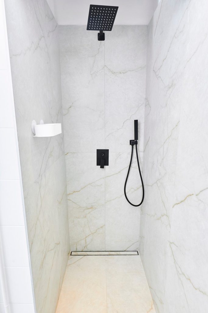 Full bathroom image 1