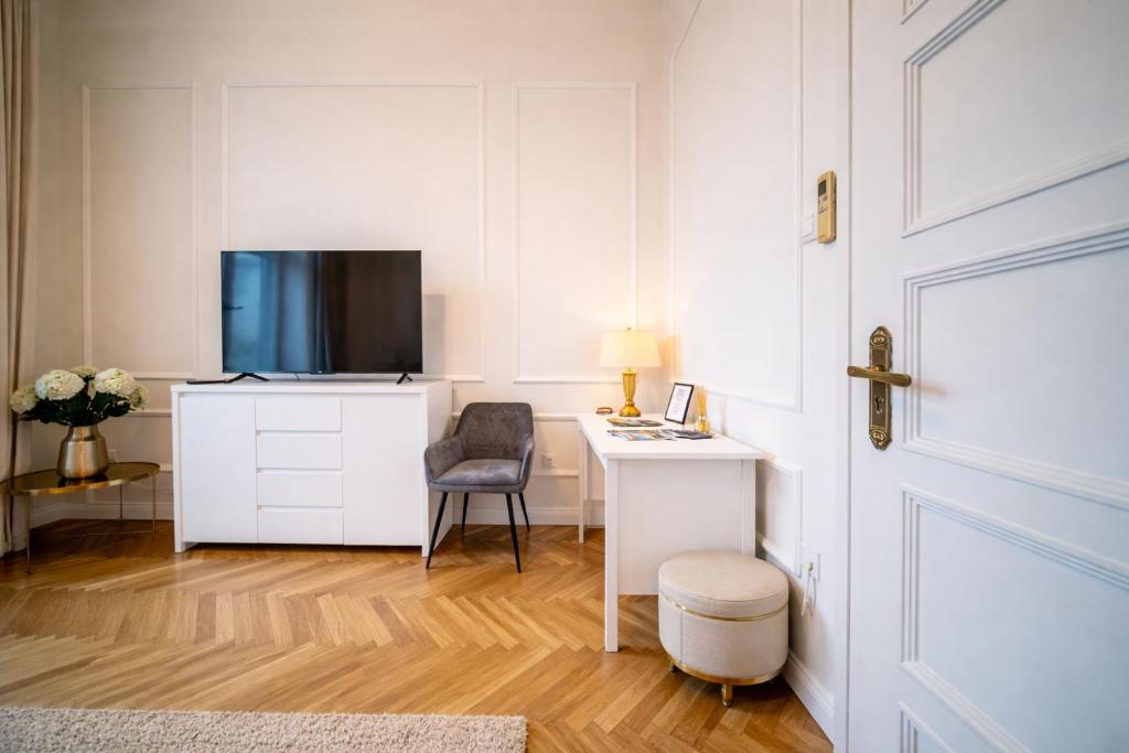 Bedroom image 8