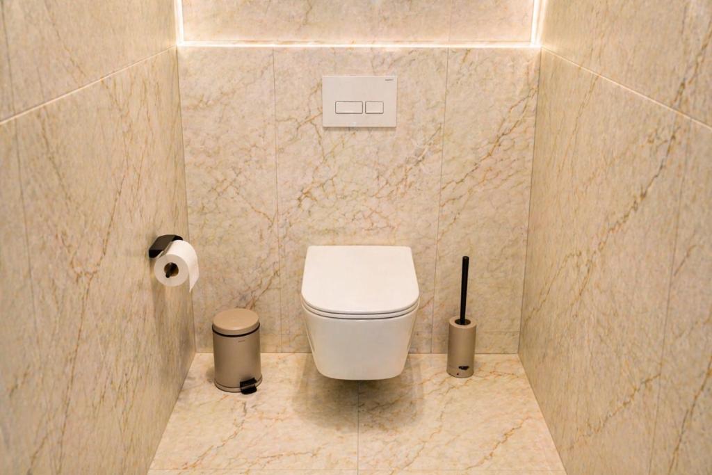 Full bathroom image 1
