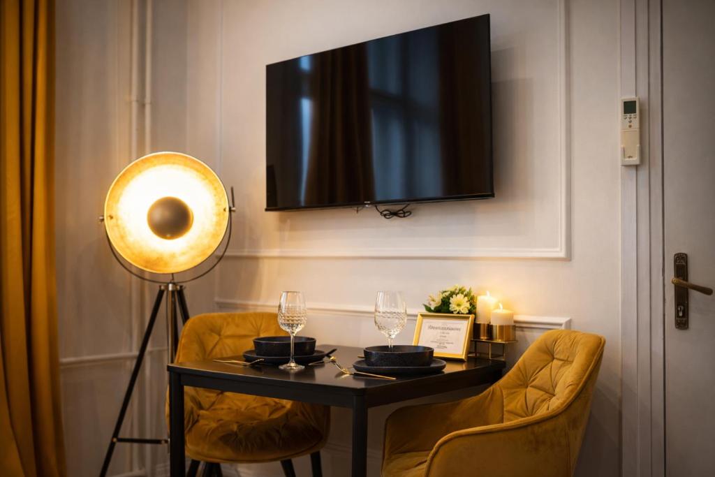 Dining area image 3