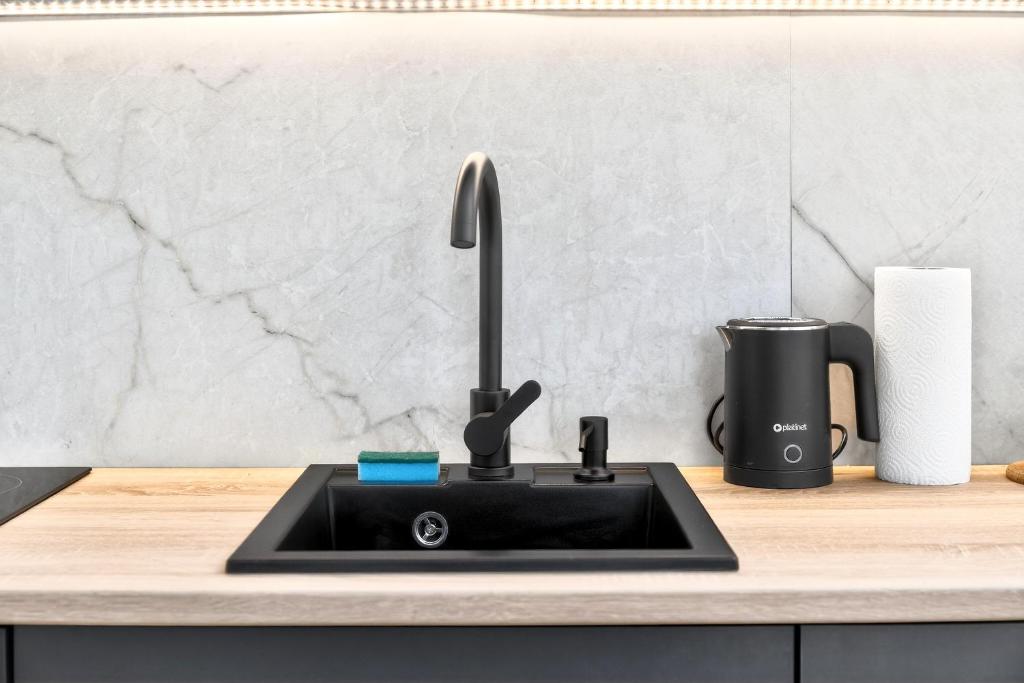 Full kitchen image 2