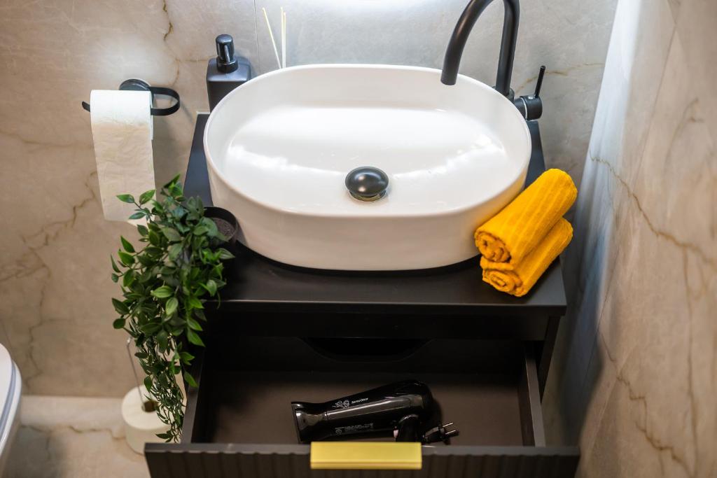 Full bathroom image 3