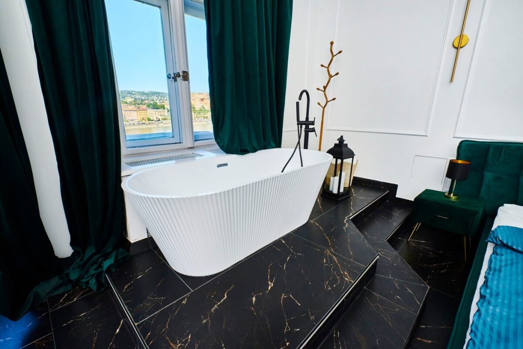 Full bathroom image 1